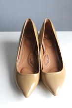 Load image into Gallery viewer, Sofft Pointed-Toe Women&#39;s Pumps US Size 8 Wide, Beige
