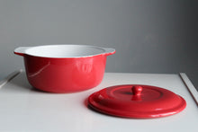 Load image into Gallery viewer, Round Casserole Dish With Cover (Red)
