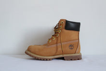 Load image into Gallery viewer, Timberland Boots Womens Size 6
